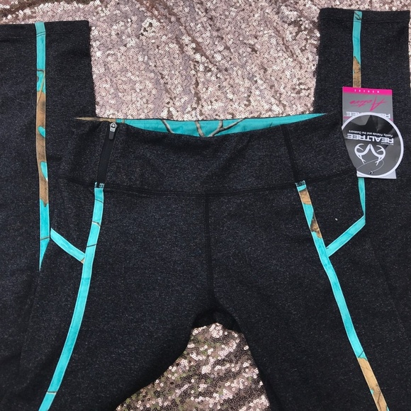 Realtree Pants - REALTREE TURQUOISE WORKOUT LEGGINGS SMALL